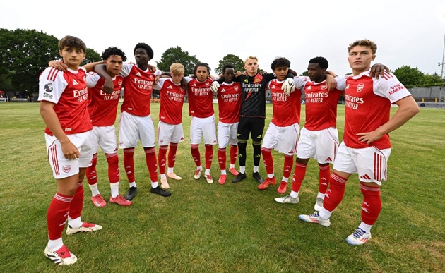 Arsenal đào tạo cầu thủ: Học tập song song với bóng đá