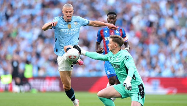 Henderson thoát thẻ đỏ gây tranh cãi sau pha cản bóng ngoài vòng cấm