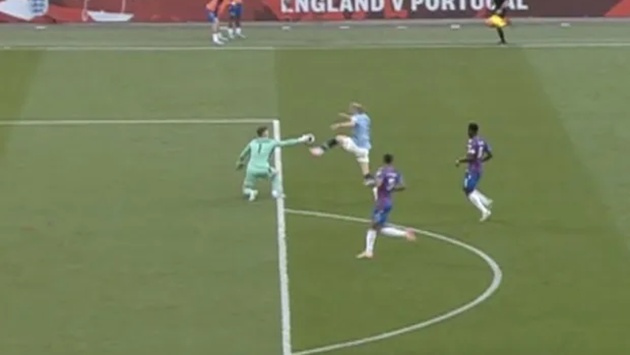 Henderson thoát thẻ đỏ, Rooney chỉ trích VAR sai lầm