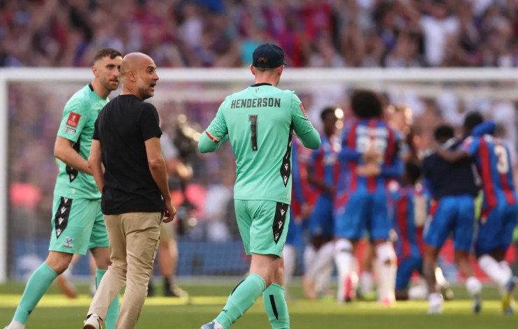 Pep tranh cãi với Henderson ngay trên sân