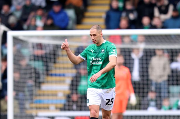 Sao Plymouth gãy răng sau pha va chạm kinh hoàng trận gặp Liverpool