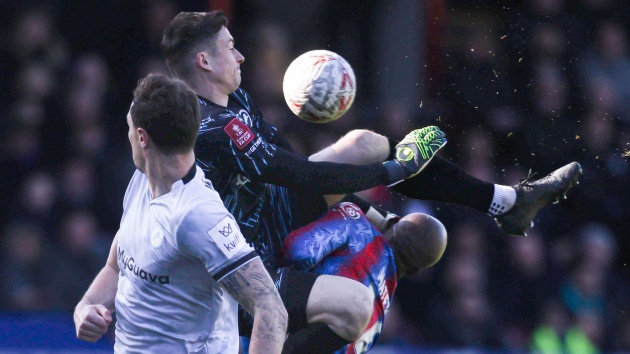 Triệt hạ tiền đạo Ngoại hạng Anh, thủ môn nguy cơ bị cấm thi đấu dài hạn