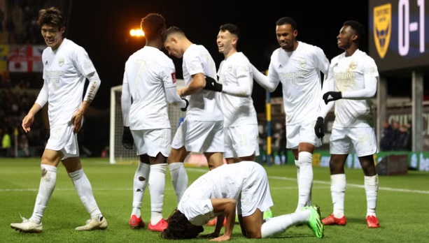 Vì sao Arsenal mặc trang phục trắng trước Man Utd?