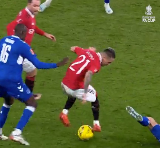 Antony ‘bỏ túi’ 2 cầu thủ Everton trong 1 nốt nhạc