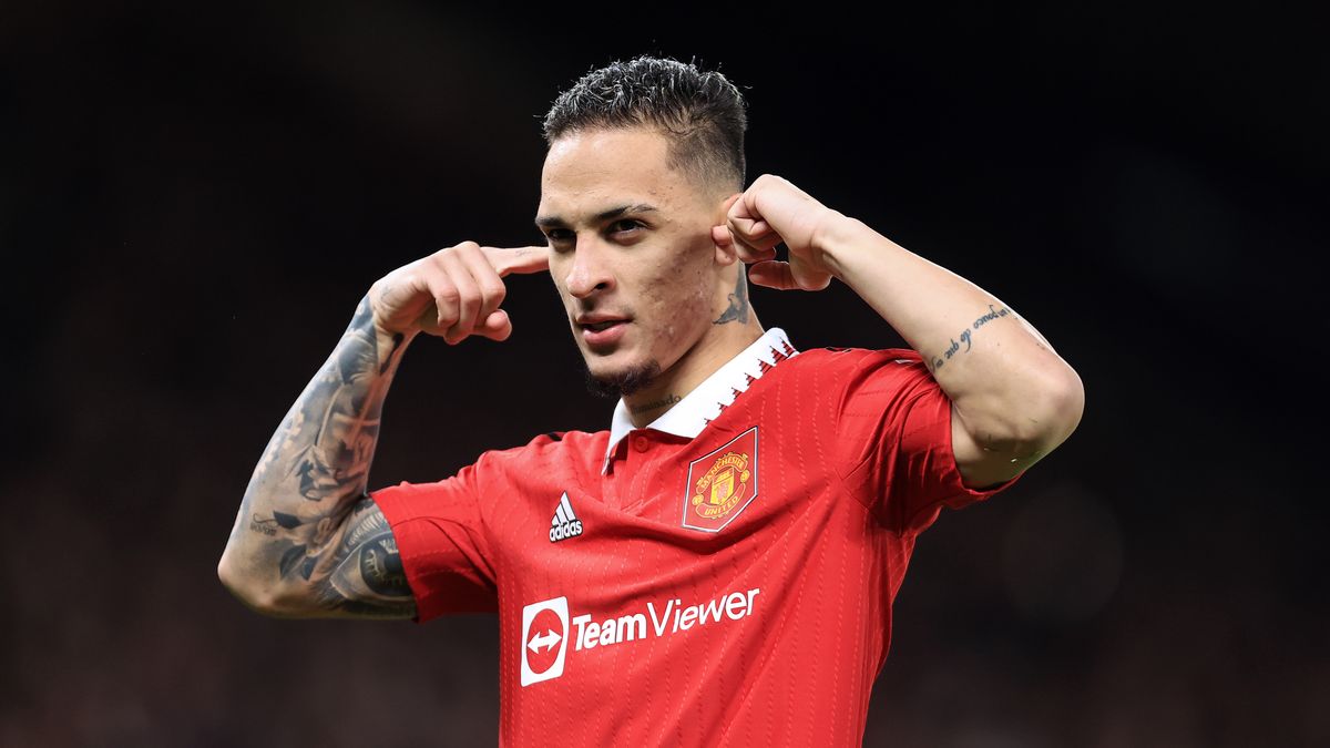 Antony khiến Gary Neville câm lặng