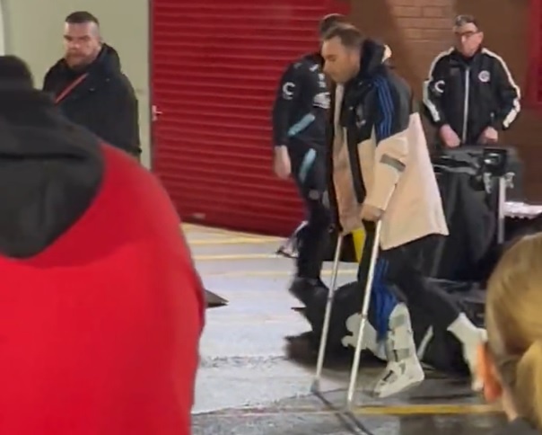 Cú vào bóng khiến Eriksen phải chống nạng