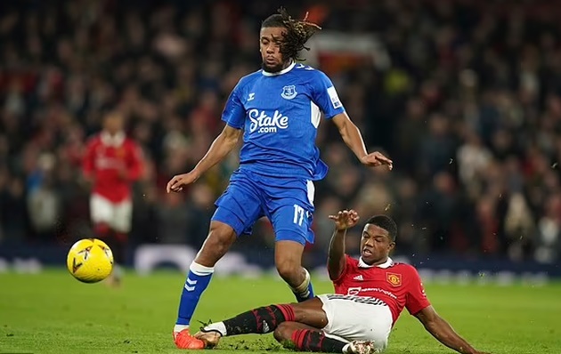 Cựu sao Arsenal rơi nước mắt trong đau đớn