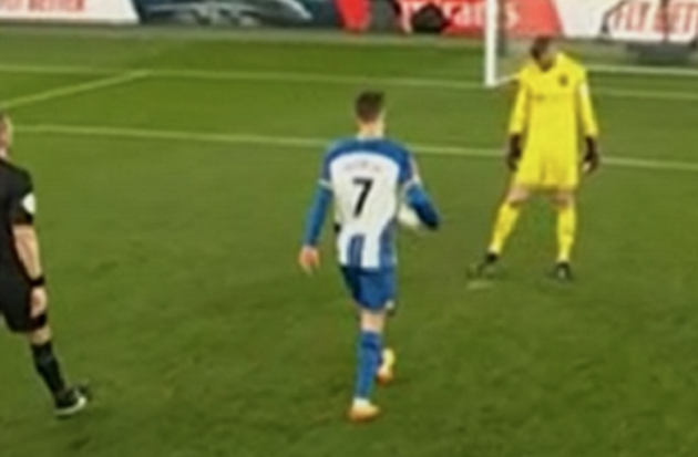 De Gea “chơi chiêu” khiến Solly March đá hỏng phạt đền