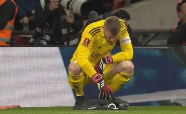 De Gea xem tài liệu nhưng không bắt được quả luân lưu nào