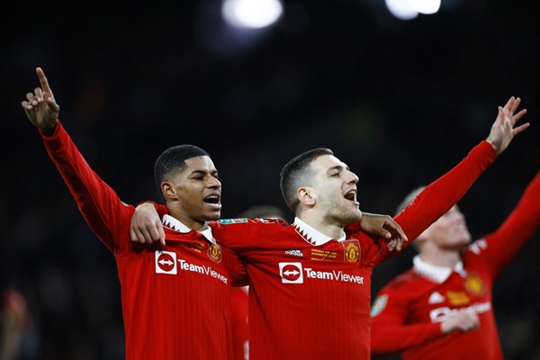 Hậu vệ West Ham thách thức MU