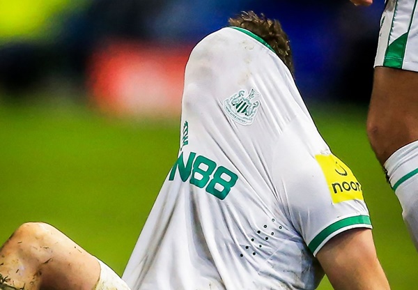 Newcastle thua đội hạng Ba tại FA Cup