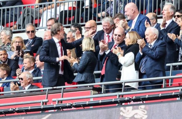 Phản ứng của Ferguson và Ratcliffe sau bàn thắng của Mainoo