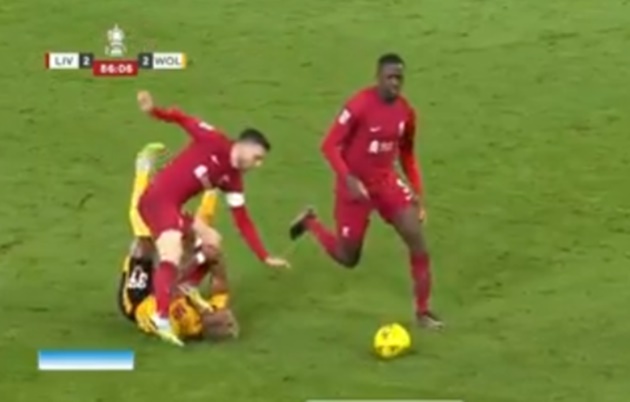 Robertson đạp thẳng mặt Adama Traore