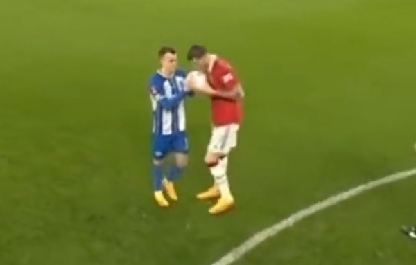 Tiểu xảo của Weghorst trước khi đối thủ đá hỏng phạt đền