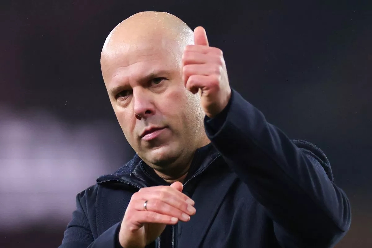 Arne Slot xác nhận tung đội hình mạnh đấu Barnsley