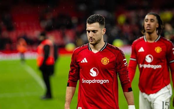 Dalot tiếc nuối vì tấm thẻ đỏ khiến Man Utd thất bại