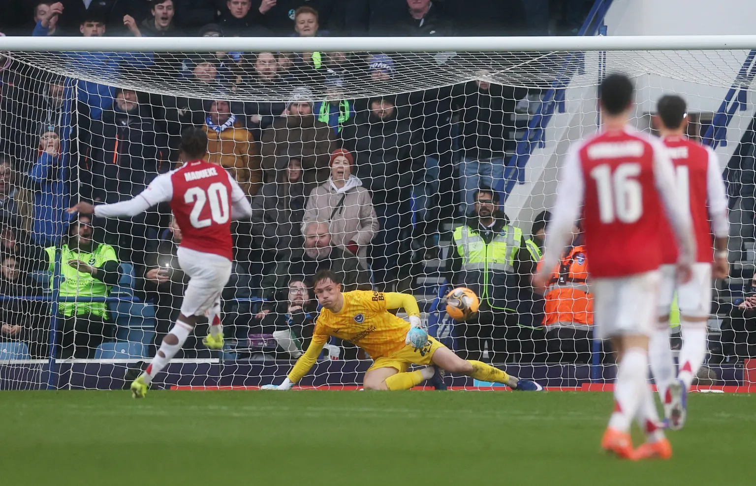 Madueke đá hỏng 11m, Arsenal đứt mạch phạt đền hoàn hảo