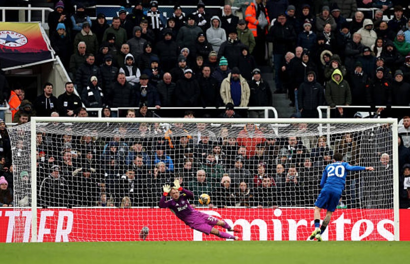 Ramsdale hóa người hùng giúp Newcastle thắng luân lưu