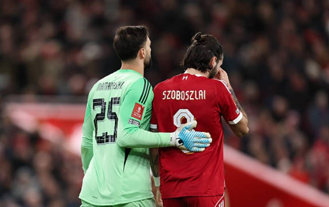 Szoboszlai hứng “gạch đá” vì pha đánh gót tai hại